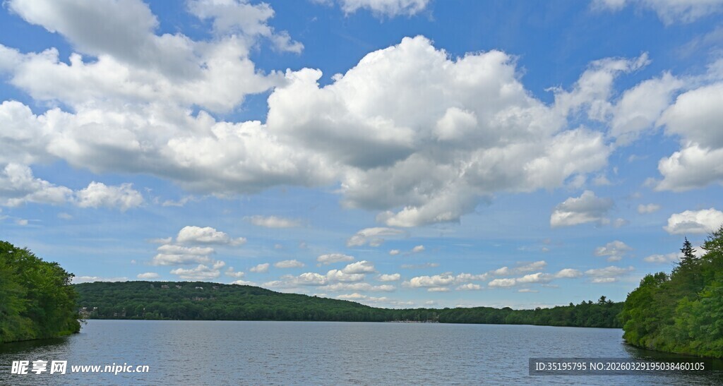 湖畔蓝天美景