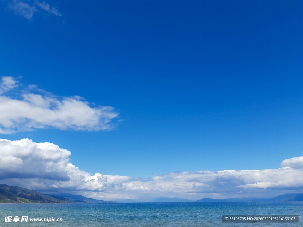 蓝天碧海间的悠然云朵