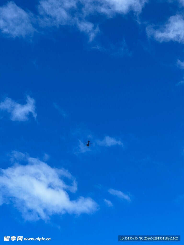 蓝天飘着几朵白云