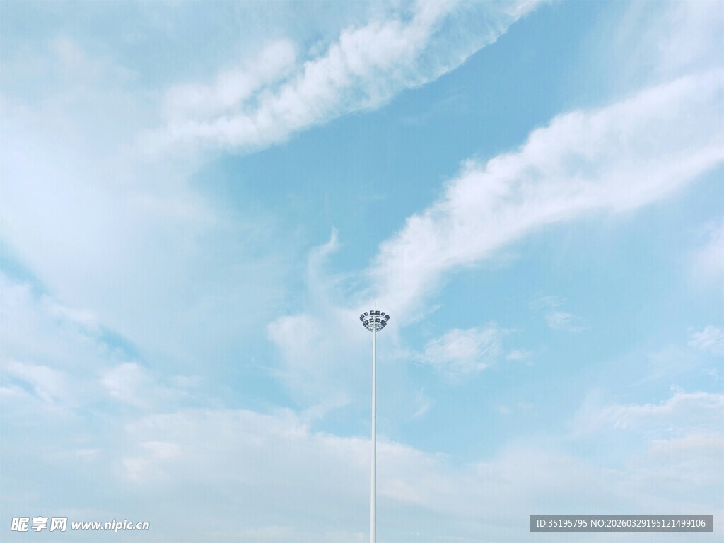 蓝天白云下的高耸灯杆