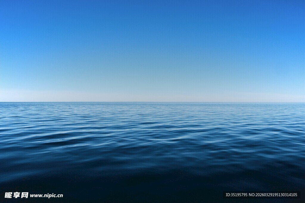 广阔宁静的蓝色海洋