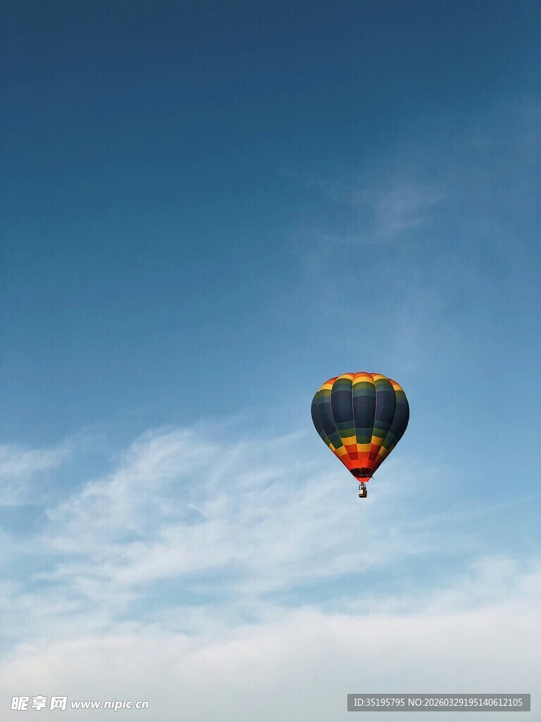 蓝天下的彩色热气球