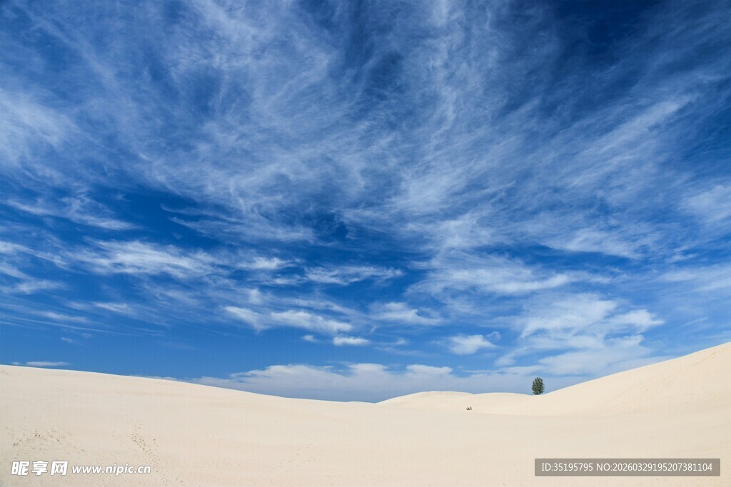 沙漠蓝天孤独行者的天地