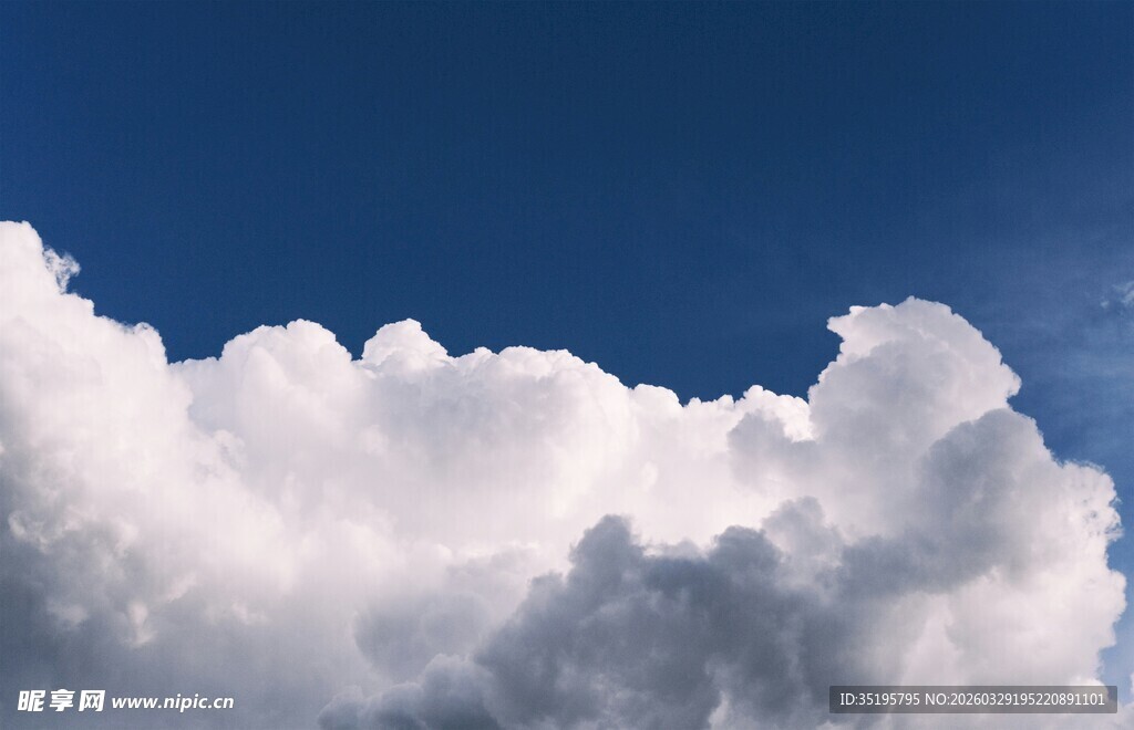 蓝天之上的蓬松云朵