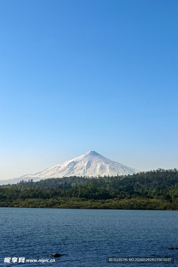 湖畔远眺雪山美景
