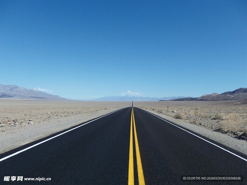 空旷公路伸向远方