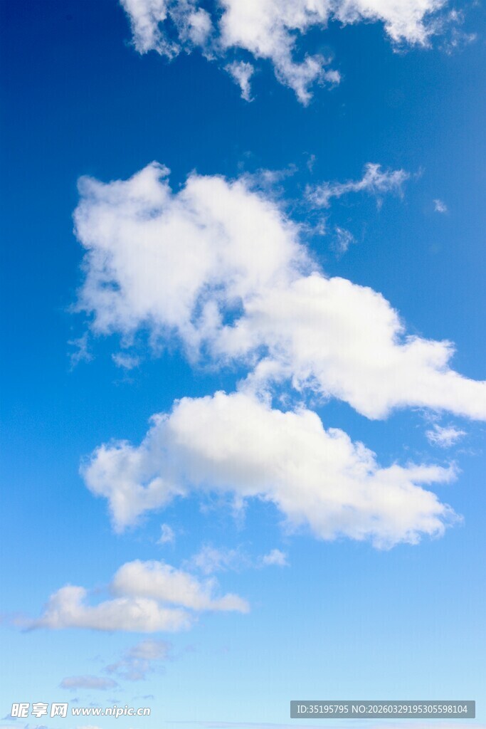 蓝天飘白云