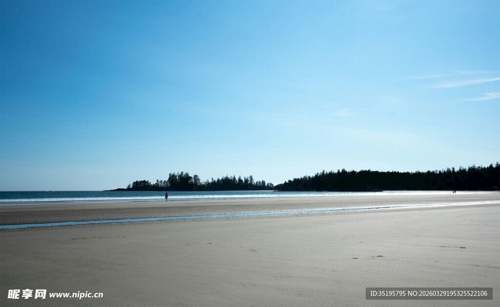 广阔沙滩与蓝天的美丽景致