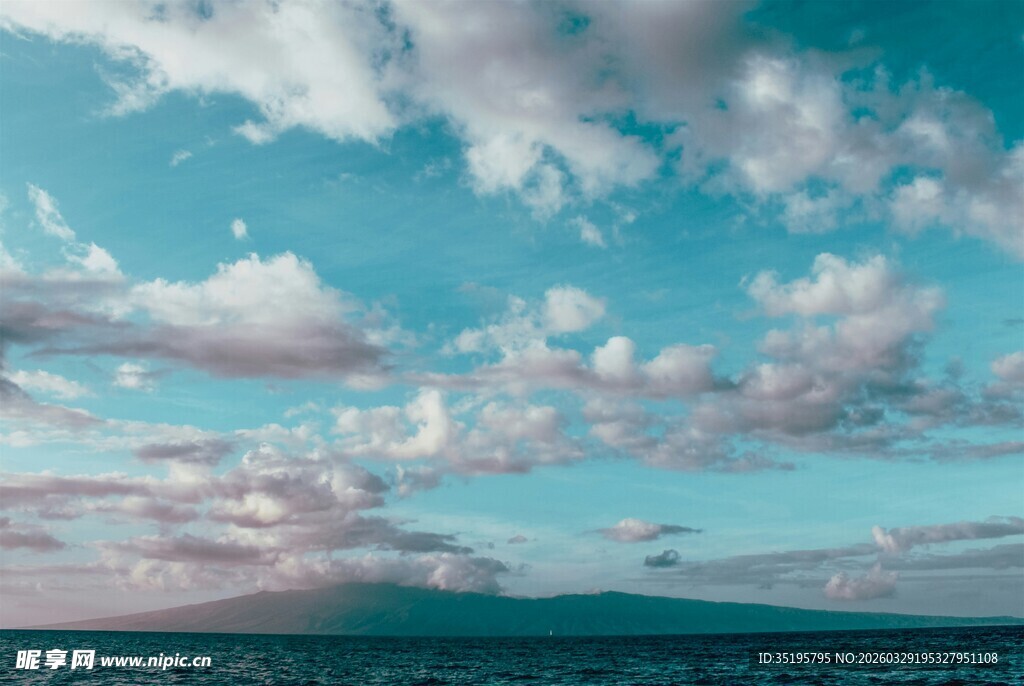 蓝天飘浮着朵朵白云