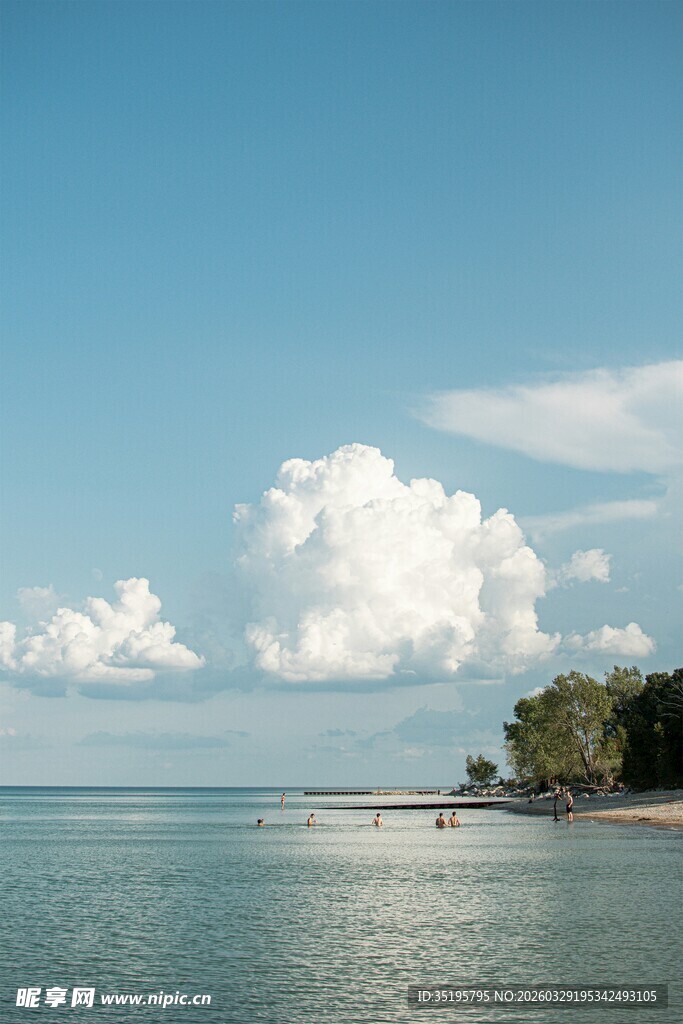 海边美景白云与碧海蓝天