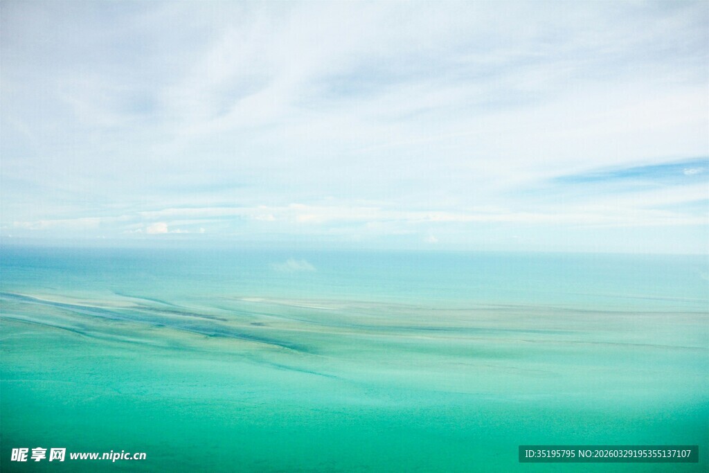 梦幻蓝绿色海洋远景