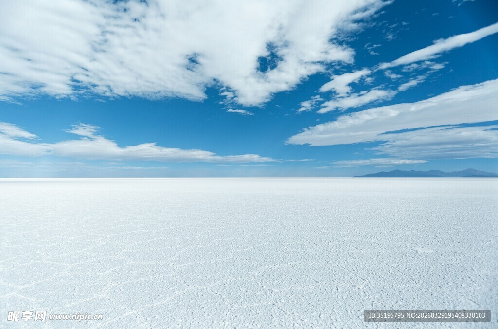 广阔雪原上的蓝天白云