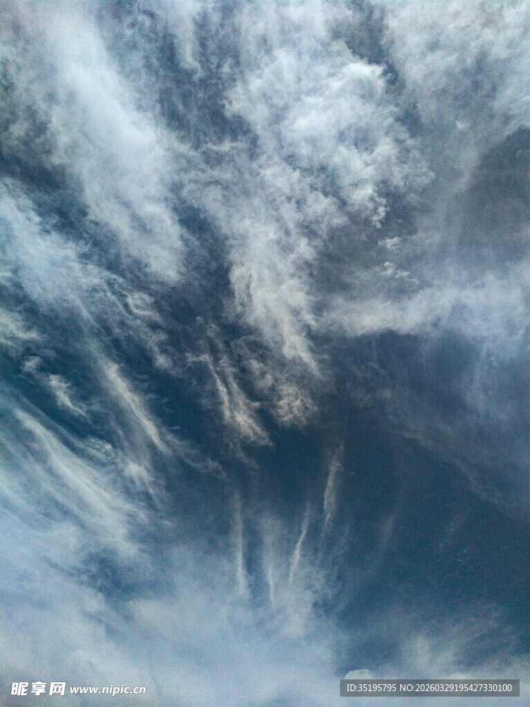 天空中的梦幻云层景观