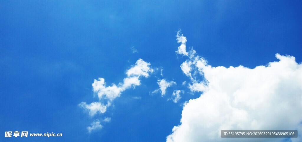 蓝天中的洁白云朵