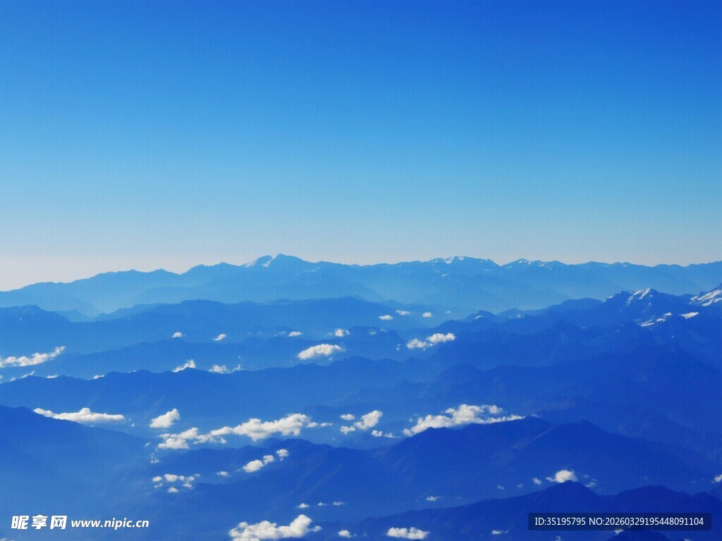 高空俯瞰连绵壮阔山脉