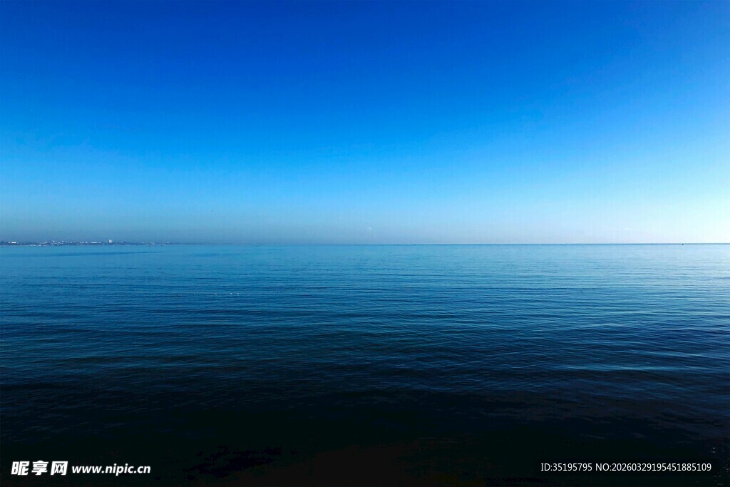 广阔海面与湛蓝天空