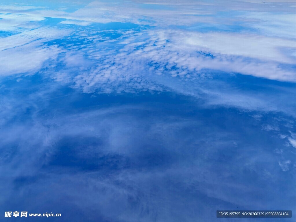 高空俯瞰蓝色云海景观