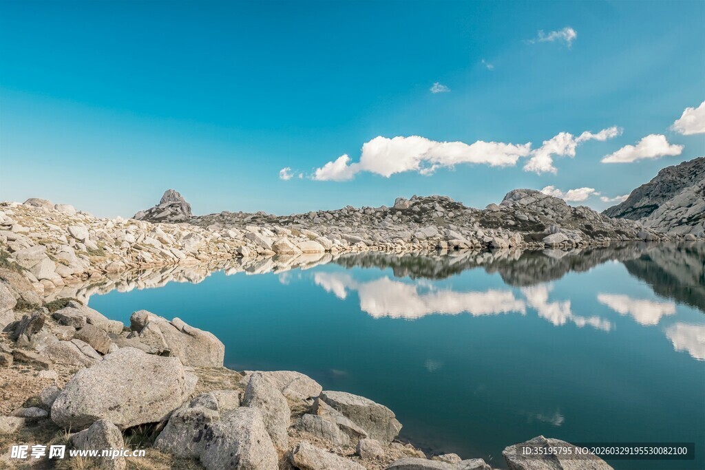 山间清潭映蓝天
