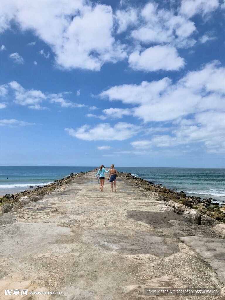 海边长堤漫步美景