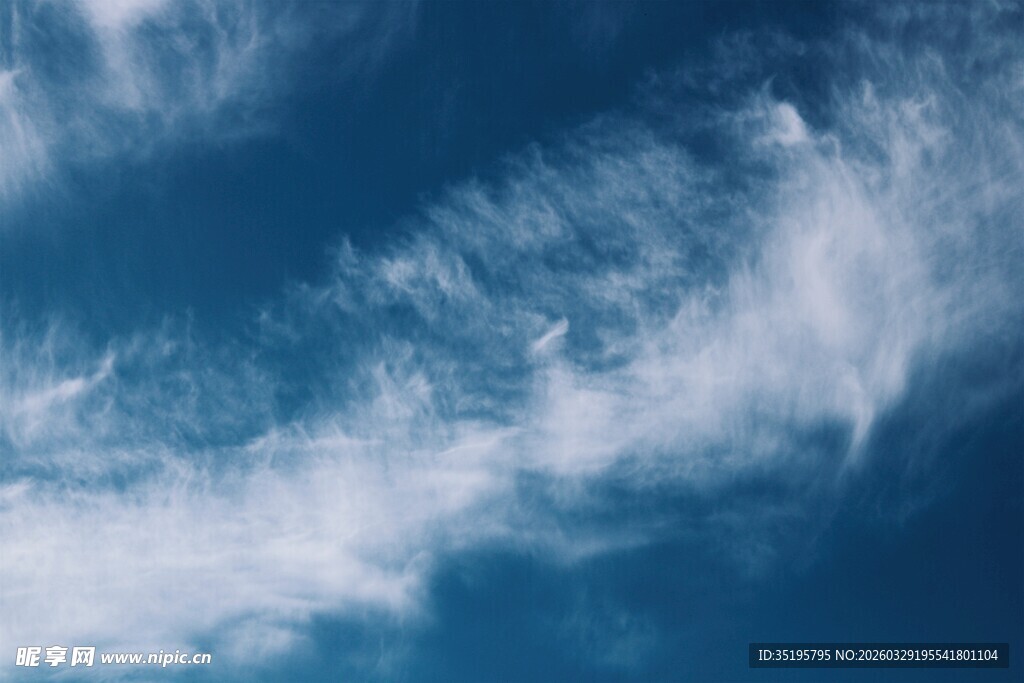 蔚蓝天空中的飘逸云彩