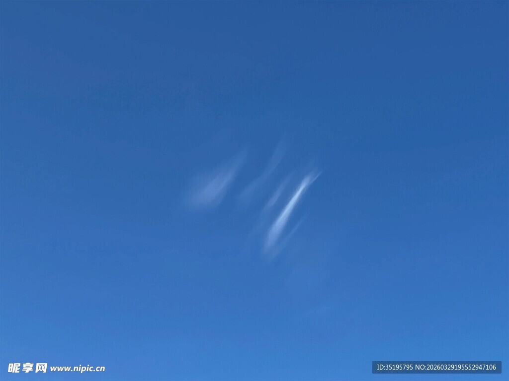 天空中的神秘飞行痕迹