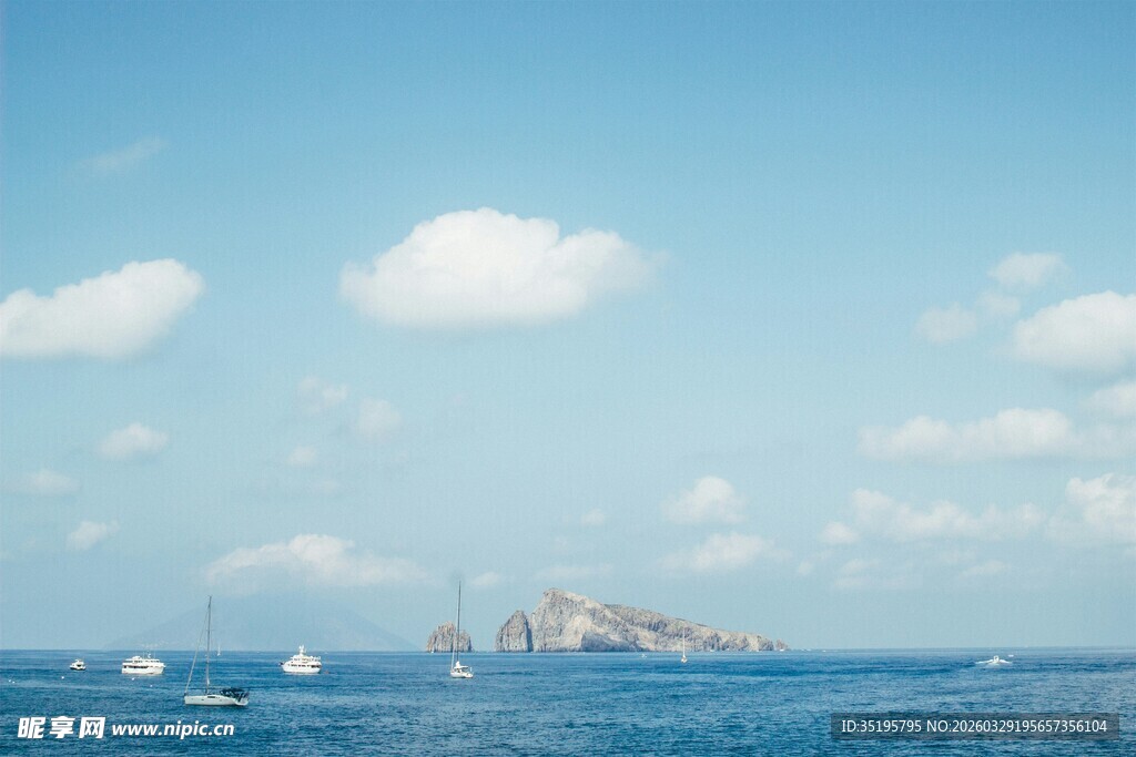 碧海蓝天中的海上景致
