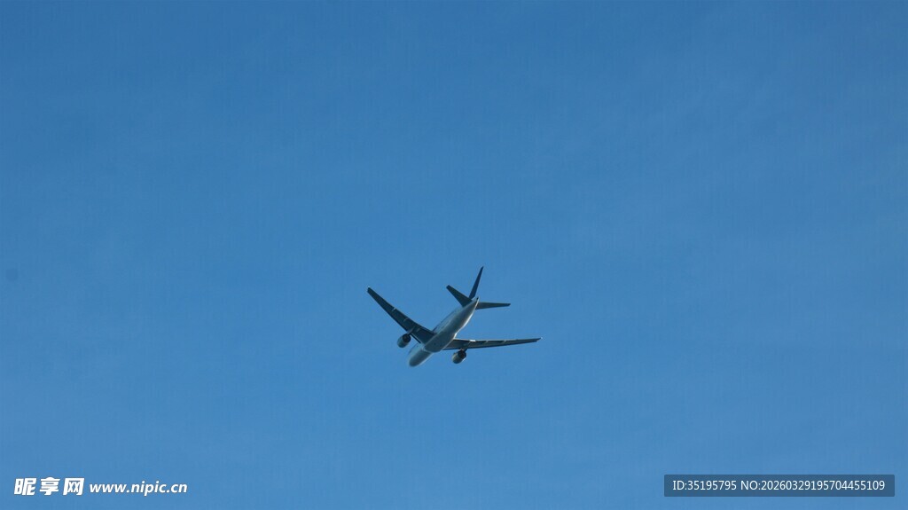 蓝天中翱翔的飞机