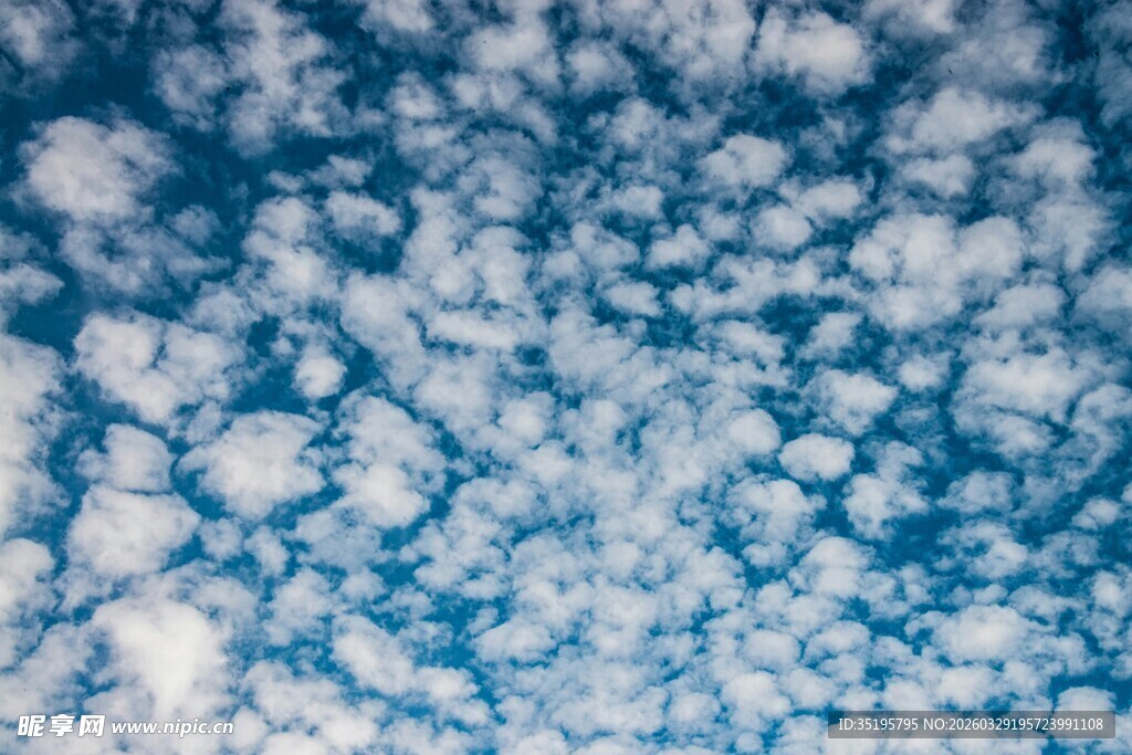 梦幻蓝白云朵天空景观