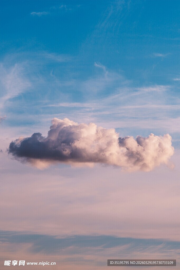 蓝天下的孤独云朵