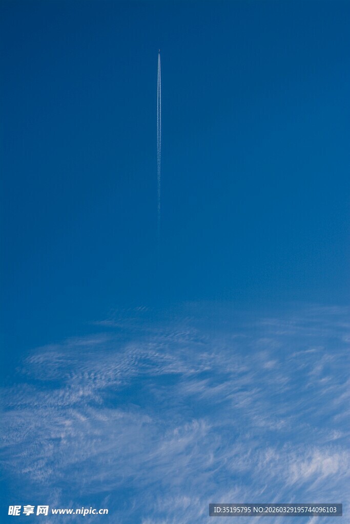 天空中的飞机尾迹