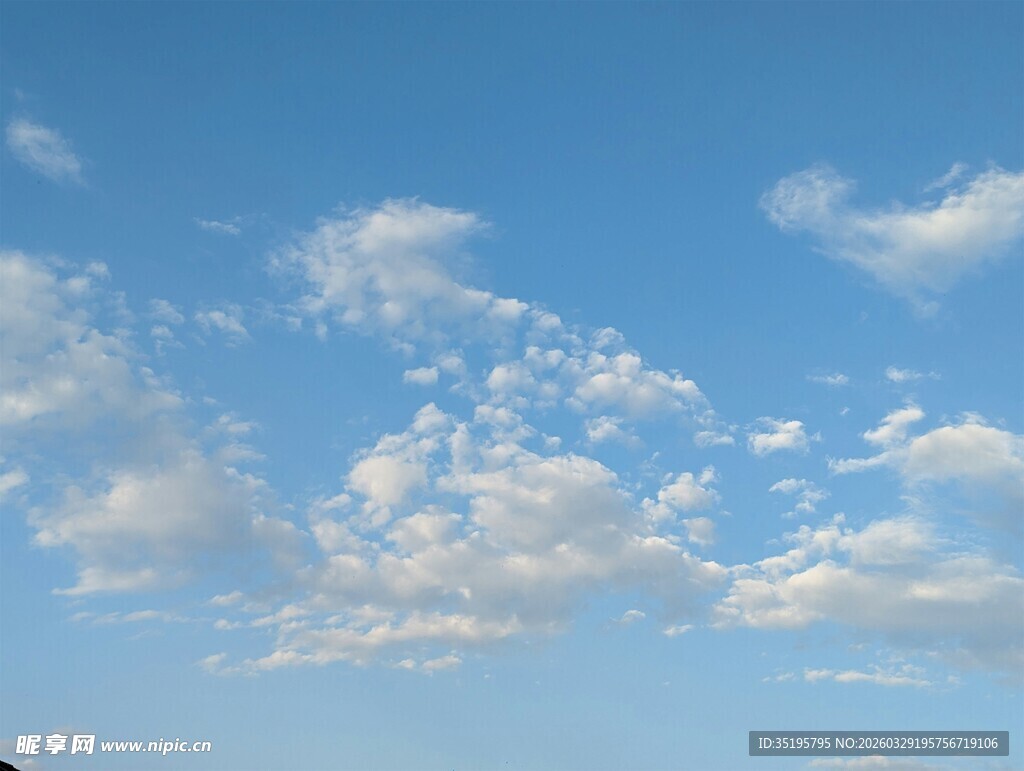 蓝天飘着朵朵白云