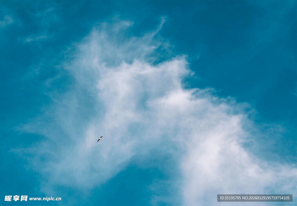 蓝天中的梦幻云朵