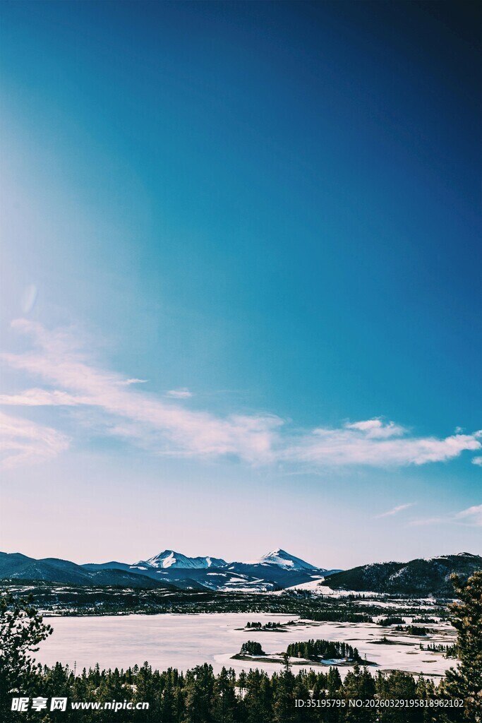 壮丽山水间的蓝天美景
