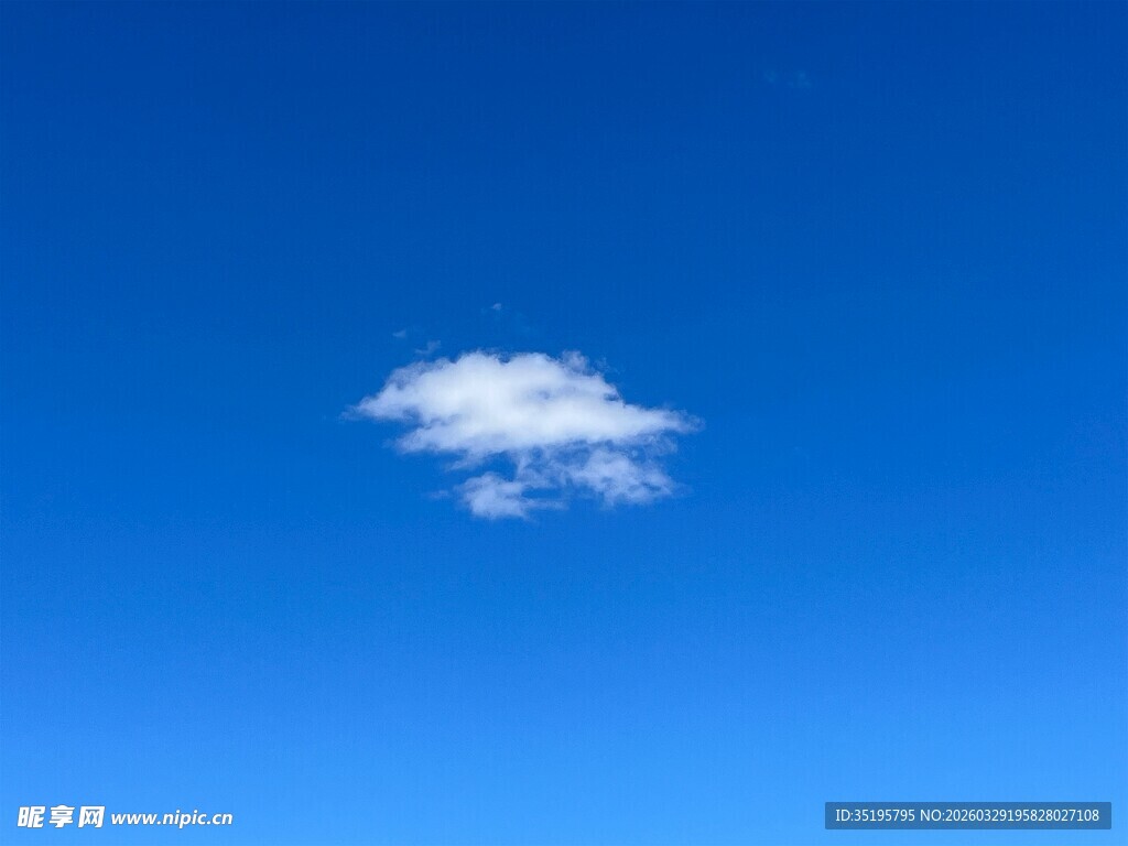 蓝天中的一朵白云