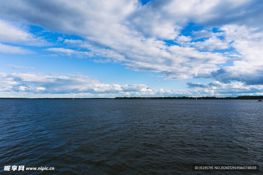 广阔湖面与蓝天云朵
