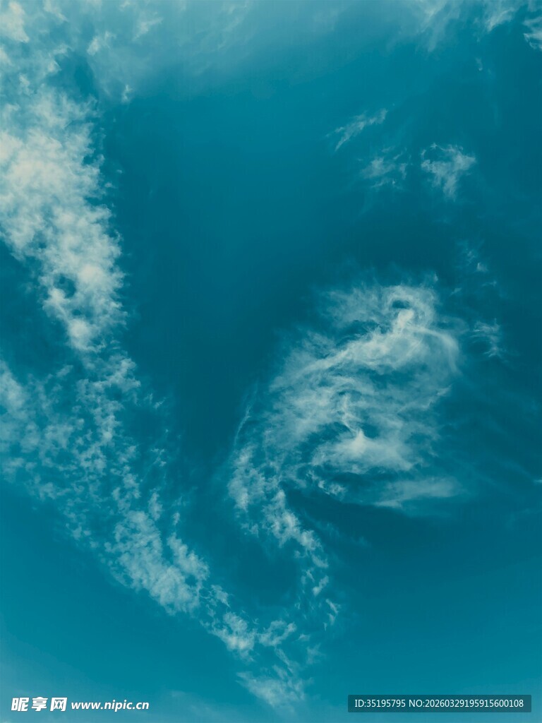 蔚蓝天空中的梦幻云朵