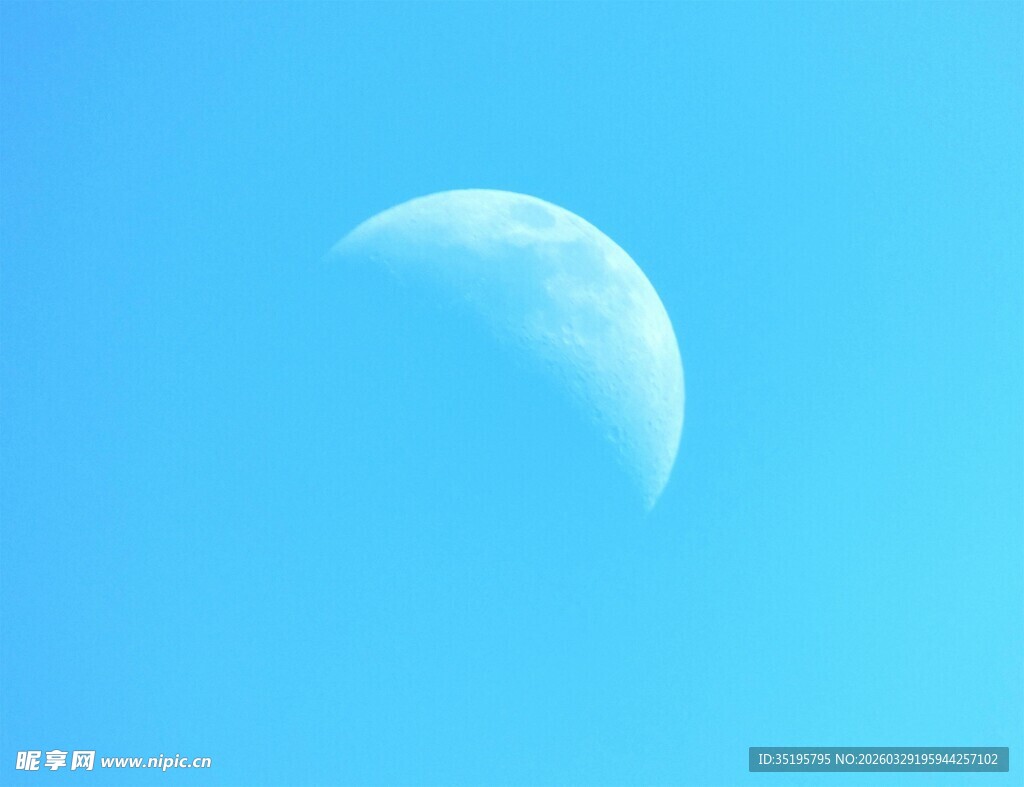 蓝天中的弯弯月亮