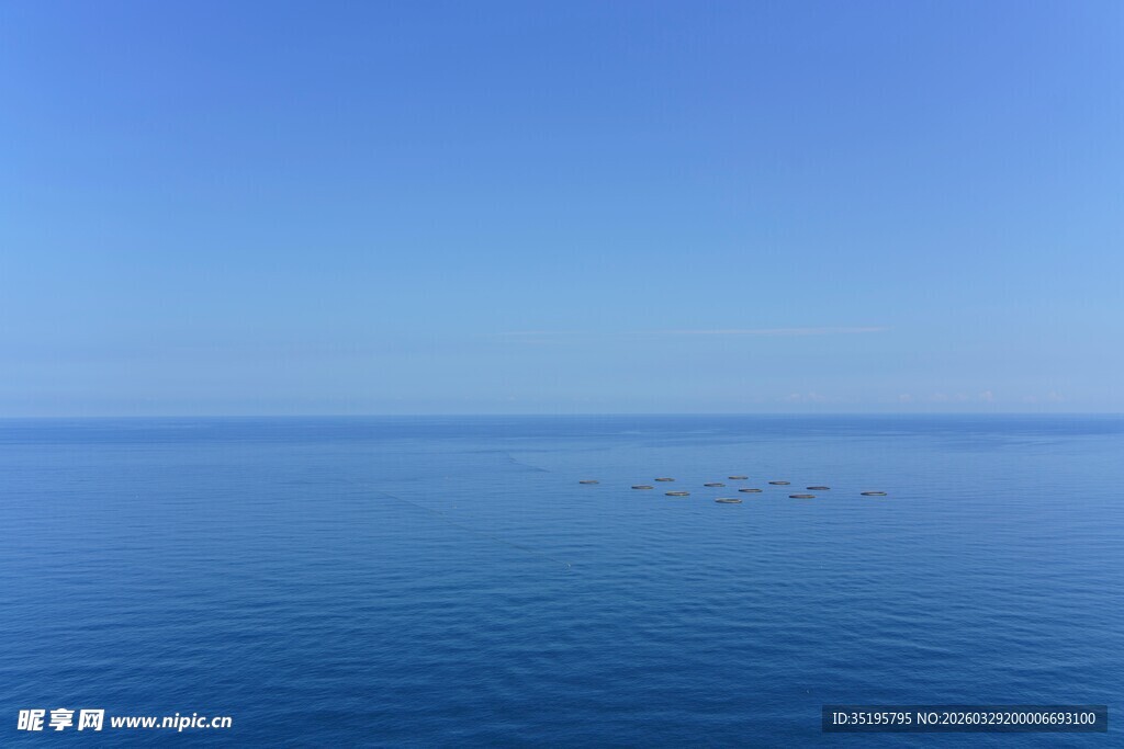 广阔蔚蓝大海天际线画面