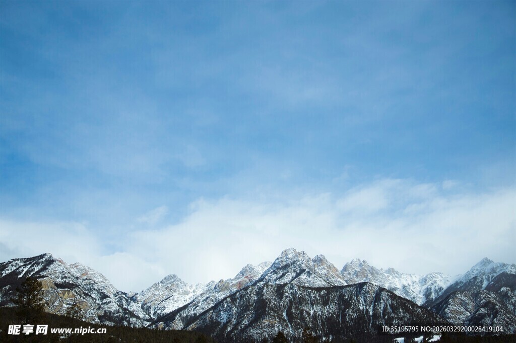 雪山蓝天壮丽自然景观