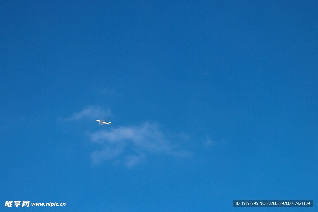 蓝天中的一朵白云