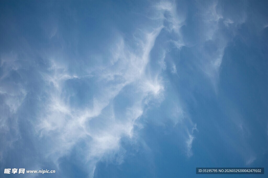 蔚蓝天空中的缥缈白云