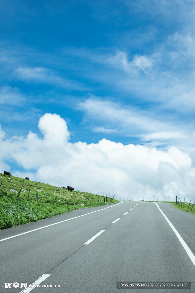 宽阔公路伸向蓝天白云