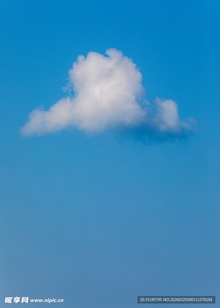 蓝天下的孤独云朵