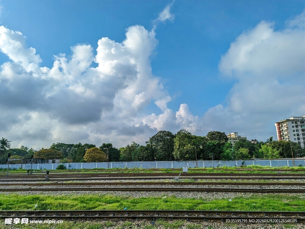 蓝天白云下的开阔田野