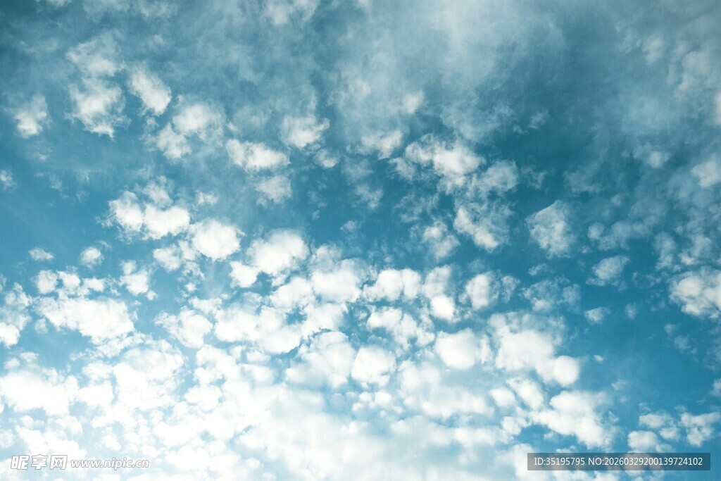 晴朗蓝天中的蓬松白云