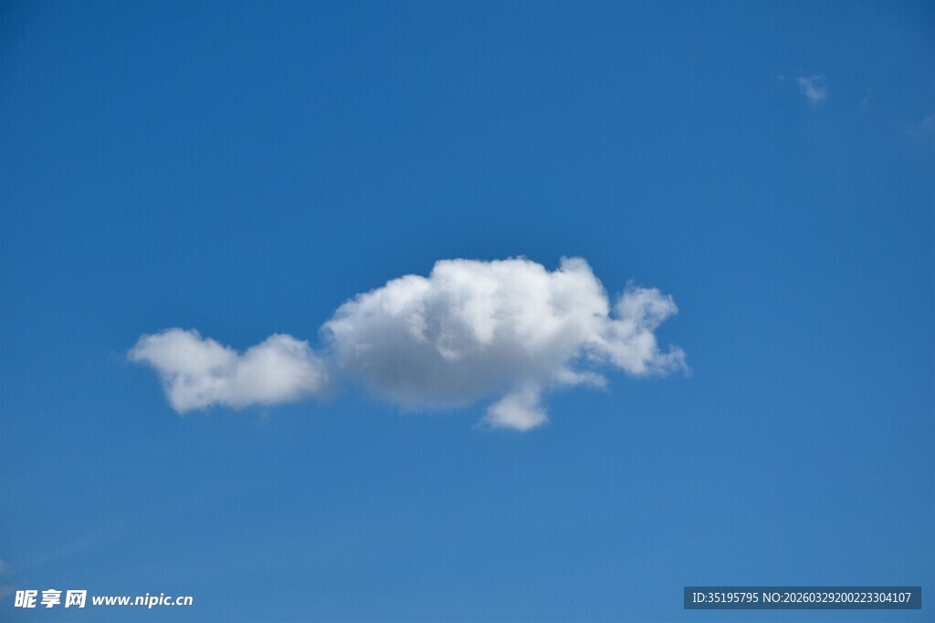 蓝天下的孤独云朵