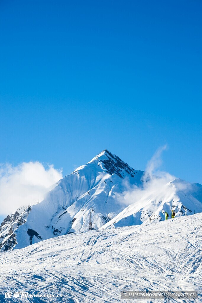 巍峨雪山映蓝天