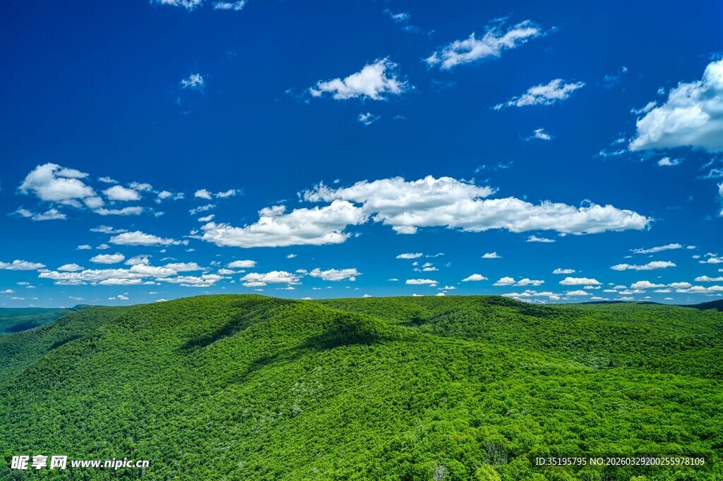 翠绿山峦与蓝天白云美景