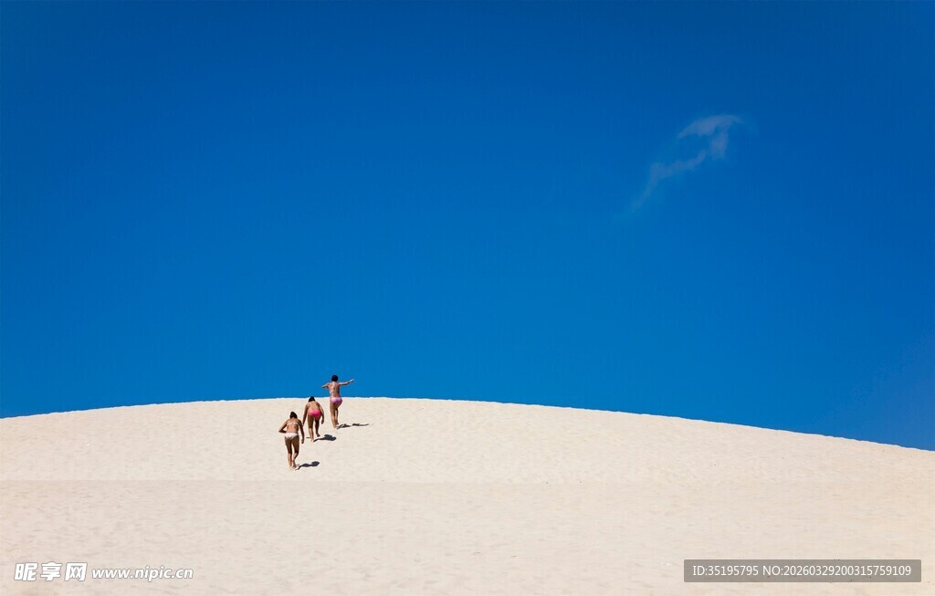 沙漠上的孤独骑行者