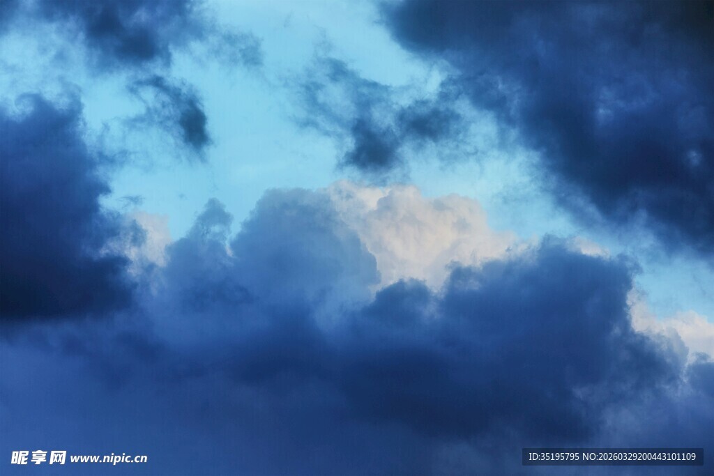 天空中厚重的云层景观